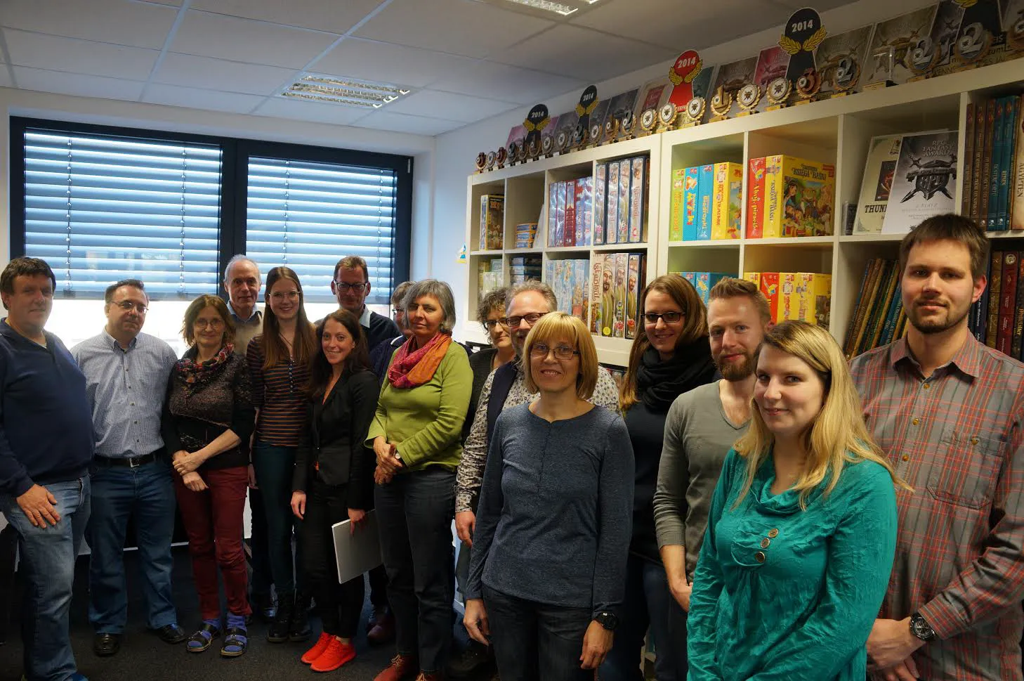 Die Teilnehmer der Betriebserkundung mit Geschäftsführer Andres Finkernagel (7. v. l.) und Geschäftsführungsassistentin Bettina Kugler (6. v. l.). Foto: SCHULEWIRTSCHAFT Mittelhessen